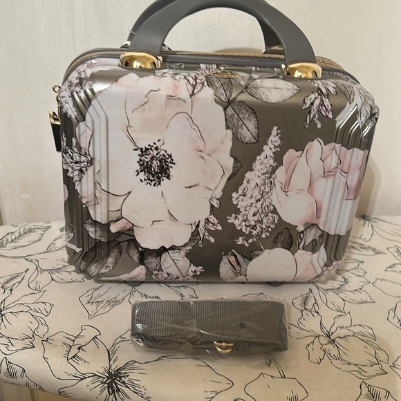 Beauty/Travel case - Picture 8 of 9